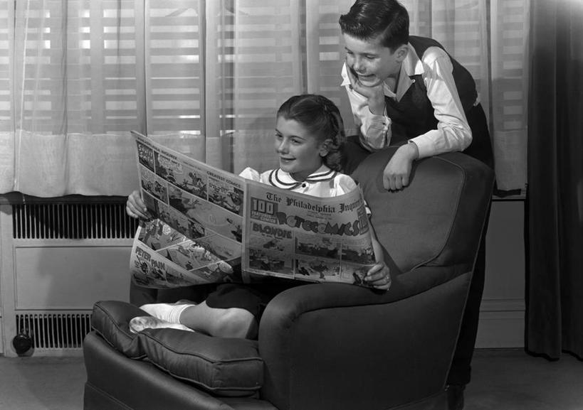 西方人,儿童,两个人,家庭,兄弟,姐妹,坐,微笑,横图,黑白,室内,白天,满意,纯洁,报纸,杂志,欧洲,欧洲人,古典,小孩,看,靠,靠着,温暖,温馨,一家人,放松,可爱,童年,童趣,读书,摄影,观看,和睦,起居室,扶手椅,享乐,漫画书,童真,烂漫,无邪,天真,男孩,男性,女孩,女性,白种人,孩子,休闲活动,融洽,好奇心