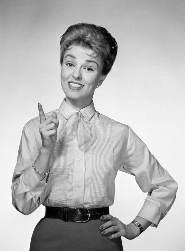 西方人,成年人,一个人,秘书,笑,微笑,露齿笑,竖图,黑白,白色背景,快乐,欧洲,欧洲人,仅一个年轻女性,仅一个女性,仅一个人,手势,责备,人体,摄影,食指,肖像,忠告,年轻女性,女人,女性,白种人,年轻人,半身,影棚拍摄,打手势