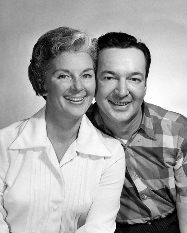 西方人,成年人,中年人,老年人,两个人,笑,微笑,露齿笑,竖图,黑白,正面,衬衫,快乐,幸福,欧洲,欧洲人,灰色背景,古典,浪漫,休闲装,相视,面对面,乐趣,摄影,对视,享乐,互视,肖像,相对,相看,异性恋,老年男性,老年女性,白种人,半身,影棚拍摄,爱