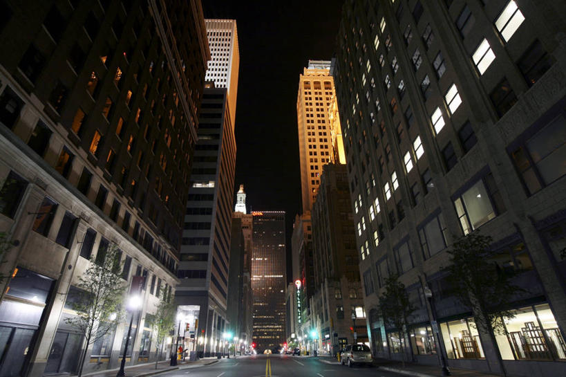 无人,横图,室外,夜晚,商务,城市,道路,建筑,街道,路,路灯,摩天大楼,公路,美国,交通,办公大楼,摄影,照亮,北美,北美洲,企业,公司,美洲,市区,北亚美利加洲,亚美利加洲,俄克拉何马,俄克拉何马州,俄克拉荷马州,奥克拉荷马,抢先之州,塔尔萨,马路,彩图,美利坚合众国