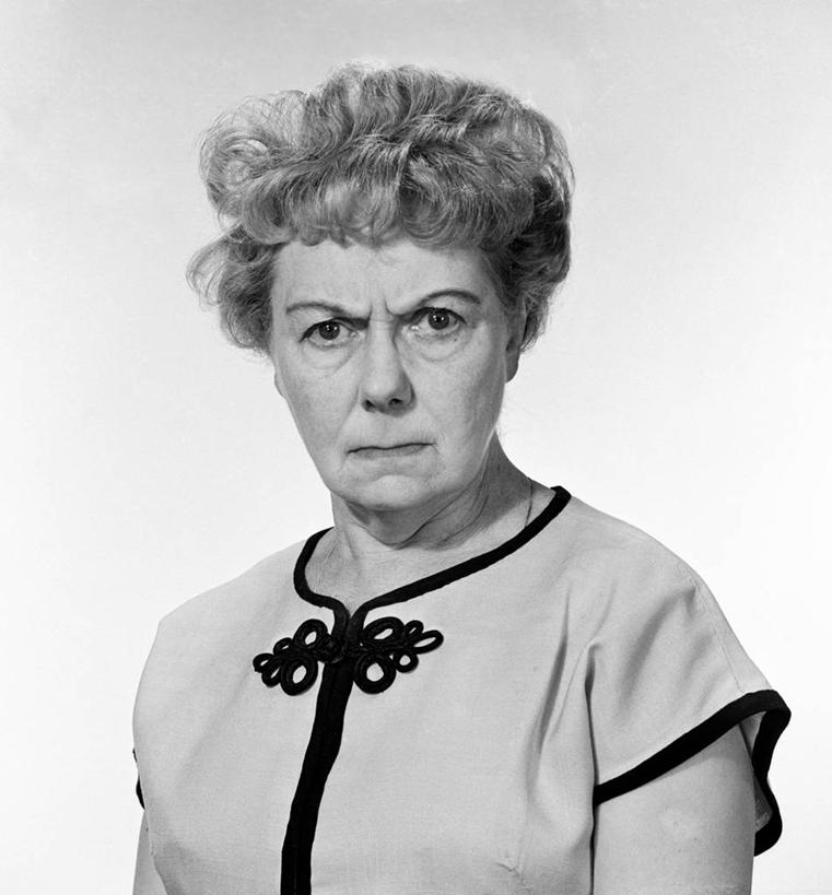 西方人,成年人,中年人,老年人,脸,头,脸颊,一个人,竖图,黑白,正面,衬衫,欧洲,欧洲人,仅一个女性,仅一个人,服装,生气,古典,肩膀,衣服,仅一个中年女性,皱眉头,愤怒,摄影,服饰,悲伤,伤心,难过,衣着,穿着,肖像,悲哀,衣饰,哀痛,悲戚,悲痛,女人,女性,中年女性,白种人,头部,卷发,脸部,脸蛋,面部,影棚拍摄,短发