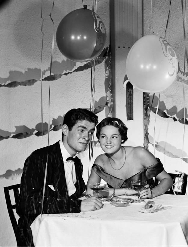 成年人,中年人,两个人,坐,笑,微笑,露齿笑,竖图,黑白,室内,晚礼服,聚会,时尚,快乐,满意,幸福,桌子,纽约,美国,套装,庆祝,装饰,领结,古典,晚会,相视,气球,面对面,摄影,对视,高雅,优美,互视,葡萄酒杯,相对,相看,异性恋,中年男性,中年女性,说话,半身,美人