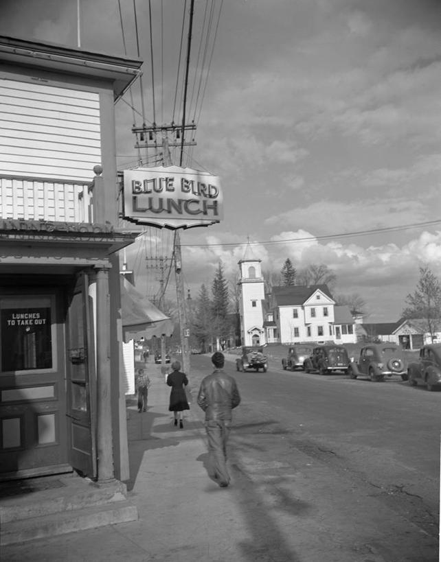 成年人,两个人,教堂,竖图,黑白,室外,白天,城市,道路,建筑,街道,路,指示牌,公路,汽车,美国,行人,标志,文字,人行道,交通,古典,休闲装,历史,标识,背面,放松,运输,摄影,英文字母,北美,北美洲,美洲,新罕布什尔州,北亚美利加洲,亚美利加洲,新罕布什尔,新罕布夏州,花岗岩州,花冈岩之州,滑雪之州,新英格兰,纽英仑,男人,女人,马路,步行,咖啡馆,美利坚合众国,伦敦德里