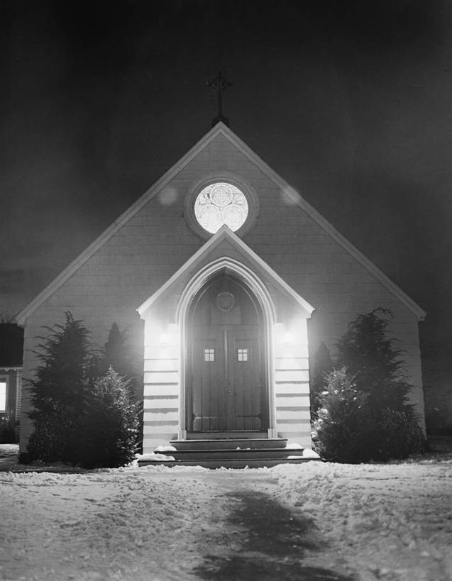 无人,教堂,竖图,黑白,室外,夜晚,正面,建筑,松树,十字架,摄影,宗教,照亮,灵性,圣公会