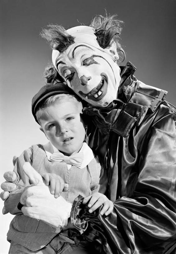 西方人,儿童,成年人,两个人,小丑,竖图,黑白,纯洁,欧洲,欧洲人,古典,休闲装,表演者,相视,小孩,面对面,放松,可爱,乐趣,童年,童趣,摄影,对视,幽默,享乐,互视,肖像,相对,童真,烂漫,无邪,相看,天真,男孩,男人,白种人,孩子,拥抱,半身,影棚拍摄,装扮