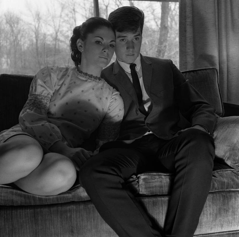 西方人,成年人,两个人,夫妻,坐,横图,方图,黑白,室内,白天,爱情,沙发,欧洲,纽约,美国,欧洲人,套装,古典,浪漫,相视,面对面,恩爱,放松,约会,恋人,摄影,对视,专心,起居室,高雅,互视,肖像,相对,相看,异性恋,年轻男性,年轻女性,白种人,年轻人,夫妇,情侣,休闲活动,伴侣,美人