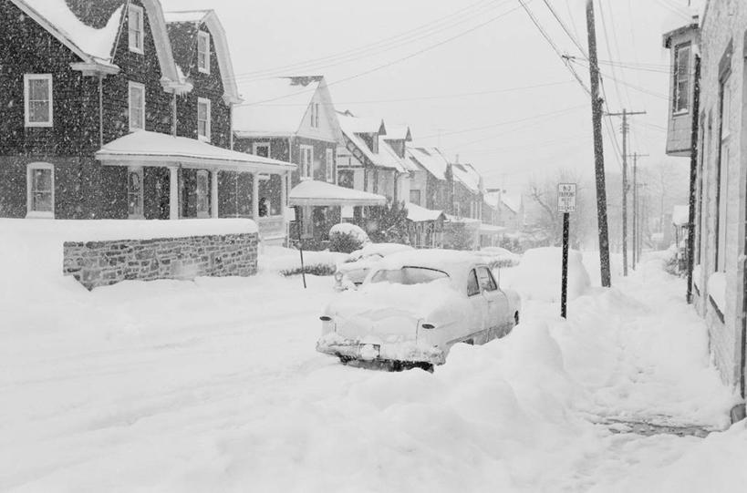 无人,家,横图,黑白,室外,白天,雪,道路,路,公路,汽车,美国,房屋,屋子,冬天,人行道,郊区,交通,楼房,住宅,寒冷,运输,摄影,挑战,宾夕法尼亚,马路,房子