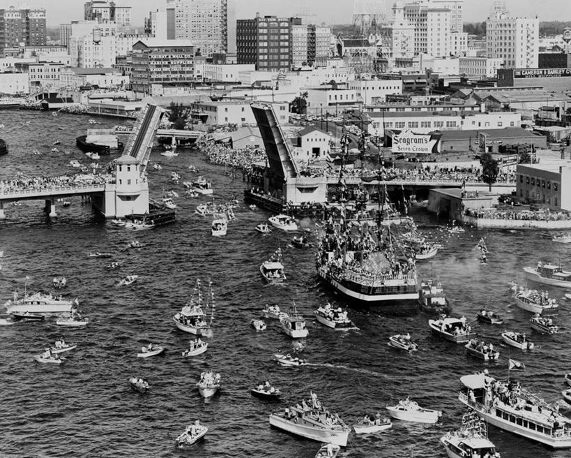 横图,俯视,黑白,室外,白天,度假,美景,城市风光,城市,船,美国,景观,桥,娱乐,享受,休闲,景色,放松,摄影,吊桥,人行桥,悬索桥,北美,北美洲,美洲,吊杆,佛罗里达,佛罗里达州,佛州,阳光州,北亚美利加洲,亚美利加洲,锚锭,悬索,高角度拍摄,海港,美利坚合众国,坦帕