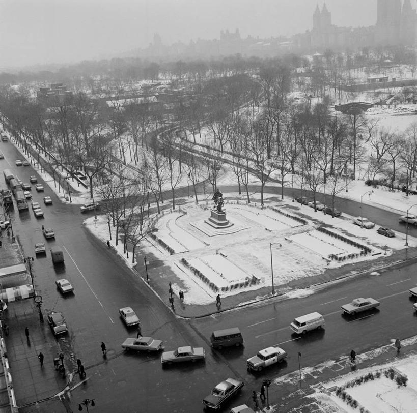 公园,横图,方图,俯视,黑白,室外,白天,雪,城市,道路,街道,路,公路,汽车,纽约,美国,行人,雕像,冬天,人行道,交通,历史,树,运输,摄影,中央公园,纽约州,马路,高角度拍摄,旅行
