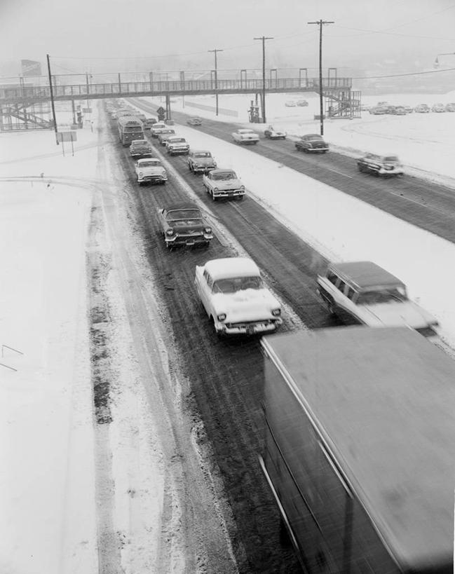 无人,竖图,俯视,黑白,室外,白天,旅途,雪,汽车,美国,一排,整齐,冬天,桥,交通,排列,拖车,寒冷,摄影,队列,透视图,新泽西,高角度拍摄,交通堵塞
