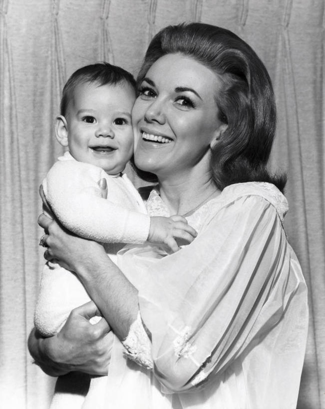 婴儿,儿童,成年人,两个人,家庭,母亲,儿子,微笑,竖图,黑白,幸福,纯洁,窗帘,美国,拿着,相视,小孩,温暖,温馨,一家人,面对面,可爱,童年,童趣,摄影,活泼,对视,和睦,互视,宝宝,肖像,相对,童真,纯真,烂漫,无邪,相看,伶俐,天真,男性,年轻女性,孩子,年轻人,半身,爱,融洽