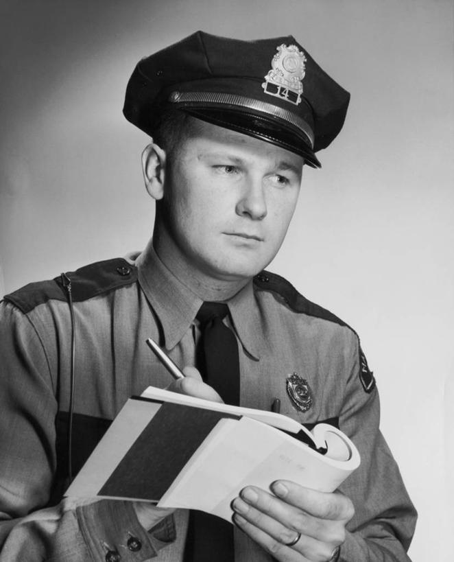 西方人,成年人,中年人,老年人,脸,头,脸颊,肩,关节,一个人,竖图,黑白,室内,特写,安全,欧洲,欧洲人,仅一个男性,写,肩膀,水笔,笔记本,鸭舌帽,力量,人体,摄影,报告,权威,警官,警服,勇气,英雄,责任,老年男性,男人,中年男性,白种人,头部,脸部,脸蛋,面部,票,法律