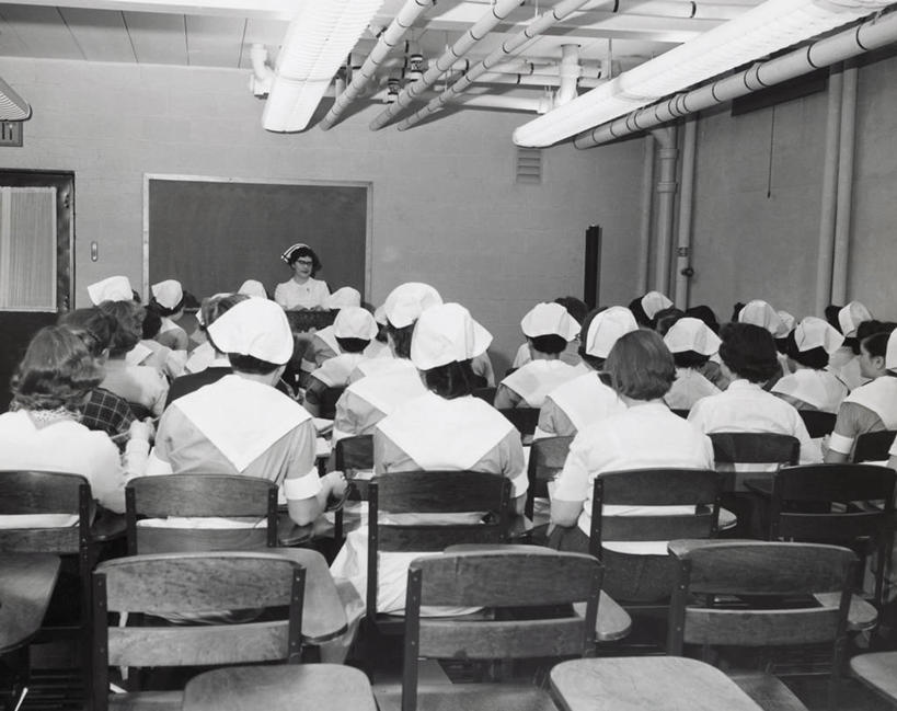 成年人,一个人,人群,护士,坐,横图,室内,制服,椅子,仅一个年轻女性,仅一个女性,仅一个人,学习,许多人,教育,听,书桌,背面,黑板,教,一群人,教室,摄影,巨大,庞大,指导,专心,知识,白衣天使,宏大,硕大,伟大,年轻女性,女人,女性,年轻人,说话,半身,彩图,学员