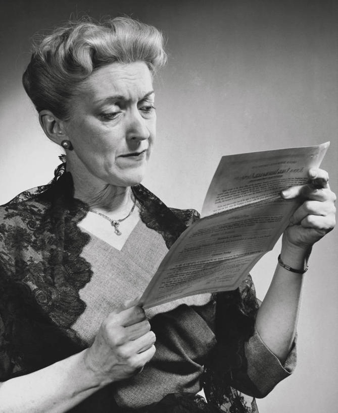 西方人,成年人,老年人,一个人,竖图,室内,欧洲,欧洲人,仅一个女性,纸,注视,休闲装,观察,看,读书,金融,摄影,观看,账单,察看,退休,专心,票据,关注,文档,发票,保险,小票,挫败,策略,担心,老年女性,女人,女性,白种人,半身,彩图,收据