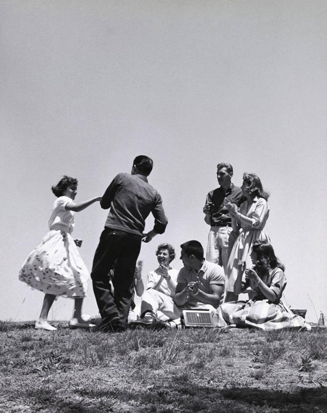 西方人,儿童,少年,手,一个人,人群,坐,鼓掌,竖图,室外,白天,友谊,纯洁,欧洲,欧洲人,仅一个男性,仅一个年轻女性,仅一个女性,仅一个人,野餐,休闲装,饮食,仅一个年轻男性,小孩,天空,可爱,乐趣,童年,童趣,人体,摄影,生活方式,活动,享乐,青春期,童真,烂漫,无邪,万里无云,天真,男孩,男人,男性,年轻男性,年轻女性,女孩,女人,女性,白种人,孩子,休闲活动,手牵手,彩图,舞蹈