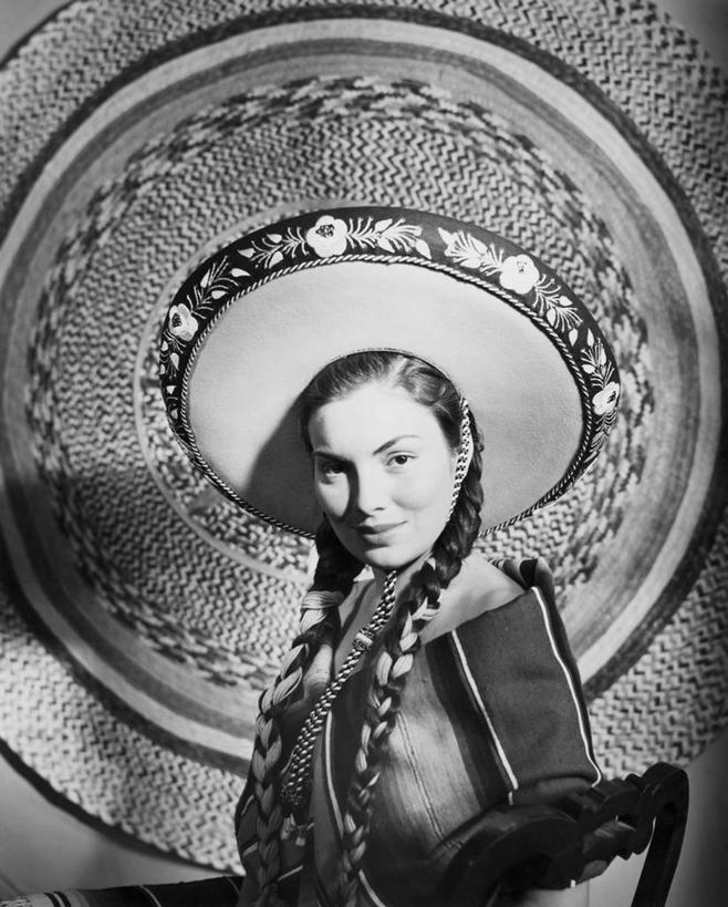 西方人,成年人,一个人,微笑,竖图,黑白,室内,帽子,欧洲,欧洲人,仅一个年轻女性,仅一个女性,仅一个人,古典,摄影,麻花辫,肖像,墨西哥文化,年轻女性,女人,女性,白种人,年轻人,半身,传统服装,传统文化