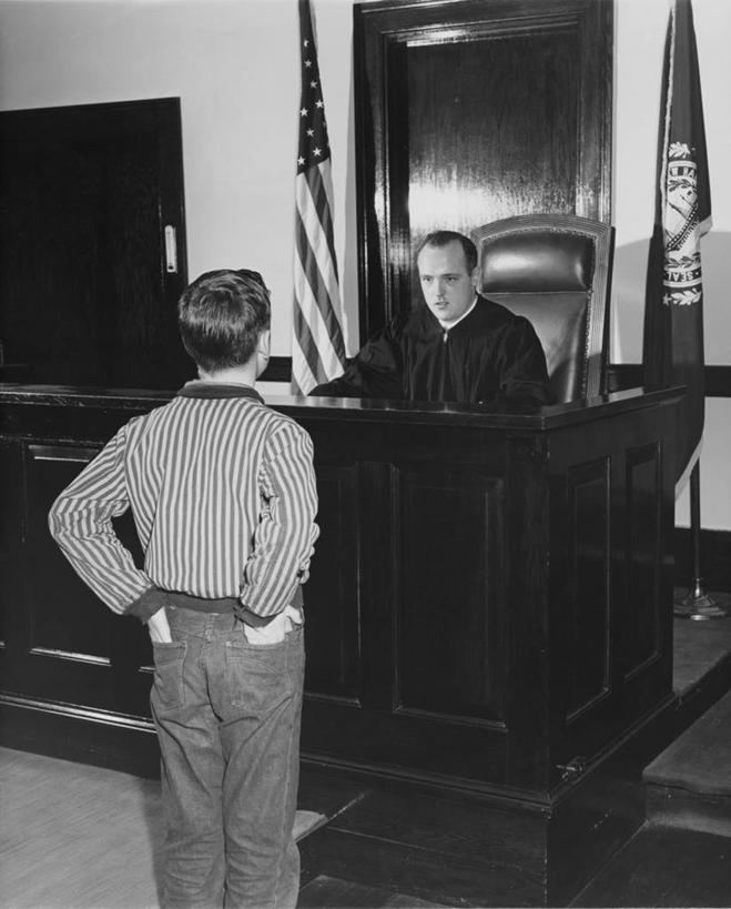 西方人,儿童,少年,成年人,中年人,老年人,一个人,两个人,法官,坐,竖图,黑白,室内,制服,纯洁,欧洲,美国,欧洲人,仅一个男性,仅一个人,条纹,长椅,听,T恤,牛仔裤,休闲装,仅一个年轻男性,小孩,背面,面对面,决定,可爱,童年,童趣,美国国旗,摄影,控制,权威,犯罪,法庭,青春期,手插袋,童真,处罚,烂漫,无邪,尊敬,谴责,判断,天真,老年男性,男人,男性,年轻男性,中年男性,白种人,孩子,插兜,手插兜,半身,手抄兜,法律,法律体系