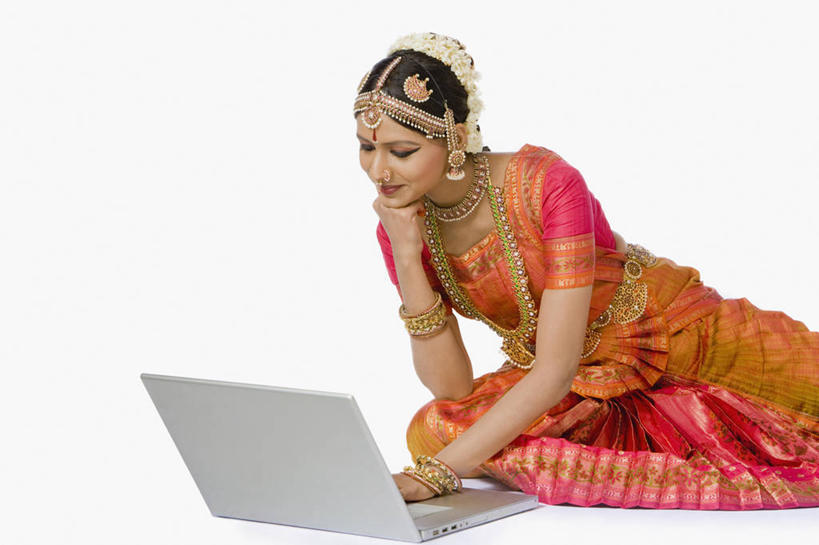 儿童,少年,一个人,坐,微笑,横图,白色背景,通讯,纯洁,笔记本电脑,珠宝,印度,仅一个男性,仅一个年轻女性,仅一个女性,仅一个人,撑,敲打,装饰,联系,托腮,输入,仅一个年轻男性,小孩,彩妆,饰品,打字,托,橙色,可爱,童年,童趣,颜色,摄影,点击,华丽,修饰,敲击,点缀,托下巴,反差,童真,烂漫,无邪,印度文化,纱丽,衬托,美观,雅致,雅观,无线电技术,泰米尔纳德邦,天真,按键,男人,男性,年轻男性,年轻女性,女人,女性,印度人,孩子,舞者,坐着,彩图,影棚拍摄,传统服装,传统文化,美人,舞台妆
