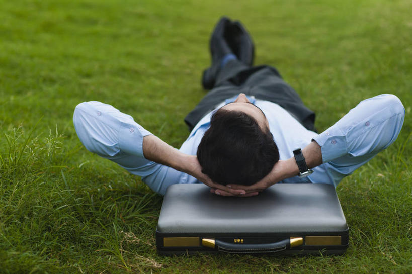 成年人,一个人,商务人士,商务男性,横图,室外,白天,衬衫,商务,手提箱,印度,仅一个男性,仅一个人,抱头,套装,正装,朦胧,模糊,首都,草,仅一个年轻男性,背面,靠,靠着,放松,摄影,双手抱头,企业,公司,商务装,工薪阶层,新德里,捧首,捧头,男人,男性,年轻男性,印度人,年轻人,白领,上班族,双腿交叉,仰卧,彩图,衬衣