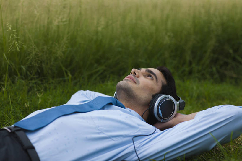 成年人,一个人,商务人士,商务男性,横图,室外,白天,侧面,衬衫,商务,印度,仅一个男性,仅一个人,抱头,套装,正装,首都,音乐,听,草,仅一个年轻男性,耳机,向上看,放松,摄影,双手抱头,企业,公司,商务装,工薪阶层,新德里,捧首,捧头,男人,男性,年轻男性,印度人,年轻人,白领,上班族,仰卧,半身,彩图,衬衣