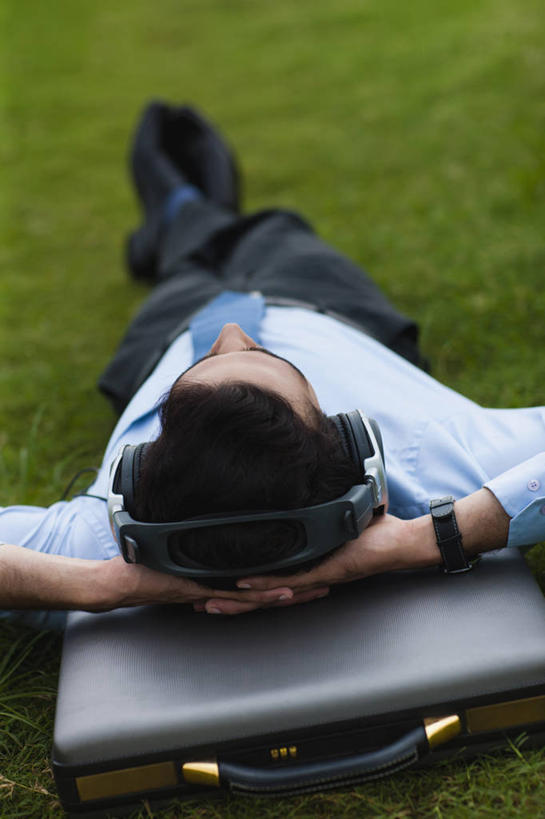 成年人,一个人,商务人士,商务男性,竖图,室外,白天,衬衫,商务,手提箱,印度,仅一个男性,仅一个人,抱头,套装,正装,朦胧,模糊,首都,音乐,听,草,仅一个年轻男性,背面,耳机,靠,靠着,放松,摄影,双手抱头,企业,公司,商务装,工薪阶层,新德里,捧首,捧头,男人,男性,年轻男性,印度人,年轻人,白领,上班族,双腿交叉,仰卧,彩图,衬衣