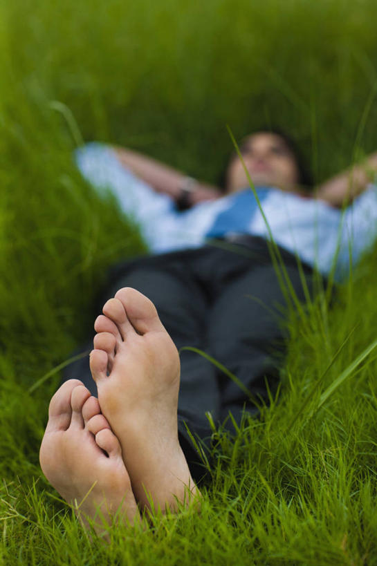 成年人,一个人,商务人士,商务男性,横图,竖图,室外,特写,白天,衬衫,商务,印度,仅一个男性,仅一个人,抱头,套装,正装,朦胧,模糊,环绕,首都,草,仅一个年轻男性,绿色,赤脚,放松,人体,摄影,双手抱头,企业,公司,商务装,足,工薪阶层,新德里,捧首,捧头,男人,男性,年轻男性,印度人,年轻人,白领,上班族,仰卧,彩图,衬衣,白日梦