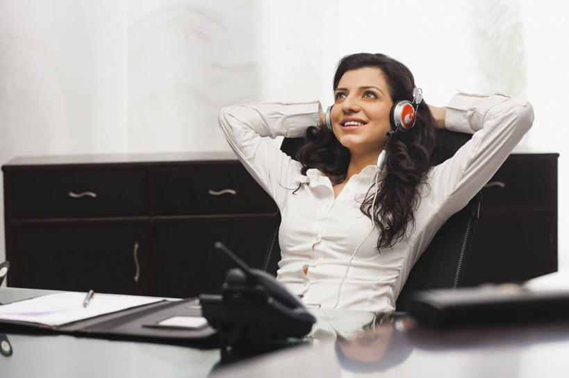 成年人,头发,一个人,商务人士,商务女性,办公室,坐,微笑,横图,室内,白天,衬衫,商务,信心,印度,仅一个年轻女性,仅一个女性,仅一个人,抱头,套装,服装,文件,纸,办公用品,首都,音乐,现代,书桌,衣服,黑色,耳机,向上看,思考,放松,摄影,服饰,双手抱头,衣着,企业,公司,穿着,文档,商务装,工薪阶层,新德里,捧首,捧头,衣饰,无忧无虑,年轻女性,女人,女性,印度人,年轻人,长发,白领,上班族,电话机,半身,彩图,白日梦