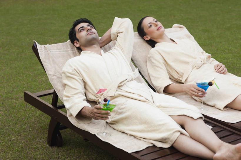 成年人,两个人,夫妻,横图,俯视,室外,白天,侧面,爱情,按摩,美容,草坪,印度,护肤,首都,浪漫,饮食,毛巾,保养,享受,休闲,恩爱,放松,SPA水疗,保健,温泉浴场,恋人,摄影,宁静,协调,纯净,养颜,新德里,美化,异性恋,年轻男性,年轻女性,印度人,年轻人,夫妇,情侣,矿泉疗养地,彩图,高角度拍摄,水疗,伴侣,美人