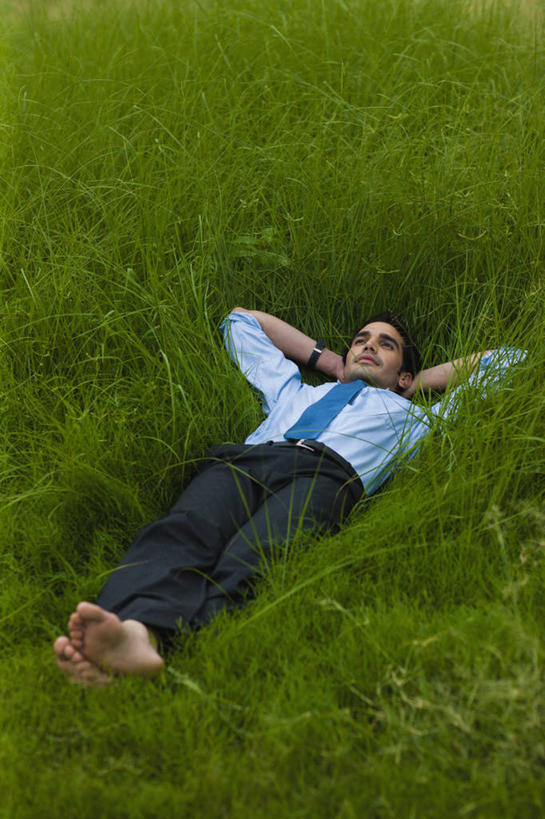 成年人,一个人,商务人士,商务男性,横图,竖图,室外,白天,衬衫,商务,印度,仅一个男性,仅一个人,抱头,套装,正装,环绕,首都,草,仅一个年轻男性,绿色,向上看,赤脚,放松,摄影,双手抱头,企业,公司,商务装,工薪阶层,新德里,捧首,捧头,男人,男性,年轻男性,印度人,年轻人,白领,上班族,仰卧,彩图,衬衣,白日梦