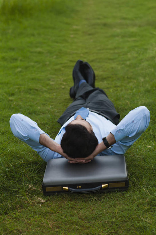 成年人,一个人,商务人士,商务男性,竖图,室外,白天,衬衫,商务,手提箱,印度,仅一个男性,仅一个人,抱头,套装,正装,朦胧,模糊,首都,草,仅一个年轻男性,背面,靠,靠着,放松,摄影,双手抱头,企业,公司,商务装,工薪阶层,新德里,捧首,捧头,男人,男性,年轻男性,印度人,年轻人,白领,上班族,双腿交叉,仰卧,彩图,衬衣