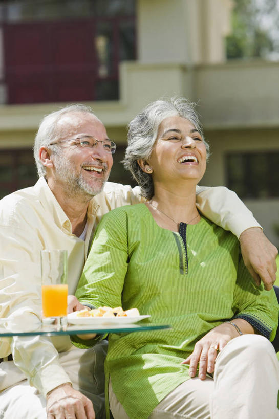 果汁,成年人,中年人,老年人,头发,两个人,坐,竖图,室外,白天,正面,衬衫,幸福,桌子,日光,印度,首都,休闲装,饮食,健康,活力,搭,摄影,生活方式,搭着,新德里,异性恋,无忧无虑,老年男性,老年女性,印度人,半身,彩图,人老心不老