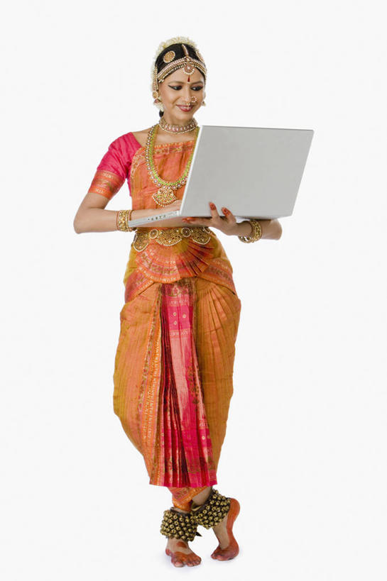 儿童,少年,一个人,站,微笑,竖图,白色背景,正面,通讯,纯洁,笔记本电脑,珠宝,印度,仅一个男性,仅一个年轻女性,仅一个女性,仅一个人,敲打,装饰,联系,拿着,输入,仅一个年轻男性,小孩,彩妆,饰品,打字,赤脚,橙色,可爱,童年,童趣,颜色,摄影,点击,华丽,修饰,敲击,点缀,反差,童真,烂漫,无邪,印度文化,纱丽,衬托,美观,雅致,雅观,无线电技术,泰米尔纳德邦,天真,按键,男人,男性,年轻男性,年轻女性,女人,女性,印度人,孩子,舞者,彩图,影棚拍摄,传统服装,传统文化,美人,舞台妆