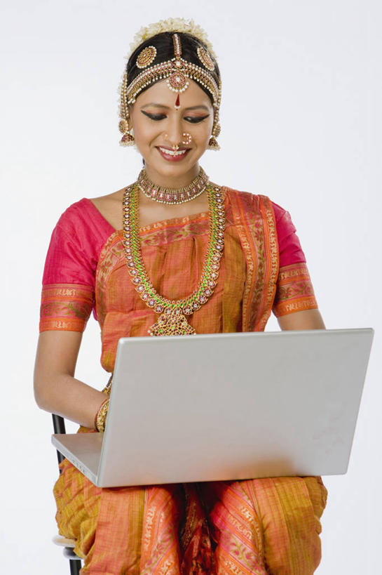 儿童,少年,一个人,坐,微笑,竖图,白色背景,正面,通讯,纯洁,笔记本电脑,珠宝,印度,仅一个男性,仅一个年轻女性,仅一个女性,仅一个人,敲打,装饰,联系,输入,仅一个年轻男性,小孩,彩妆,饰品,打字,橙色,可爱,童年,童趣,颜色,摄影,点击,华丽,修饰,敲击,点缀,反差,童真,烂漫,无邪,印度文化,纱丽,衬托,美观,雅致,雅观,无线电技术,泰米尔纳德邦,天真,按键,男人,男性,年轻男性,年轻女性,女人,女性,印度人,孩子,舞者,彩图,影棚拍摄,传统服装,传统文化,美人,舞台妆