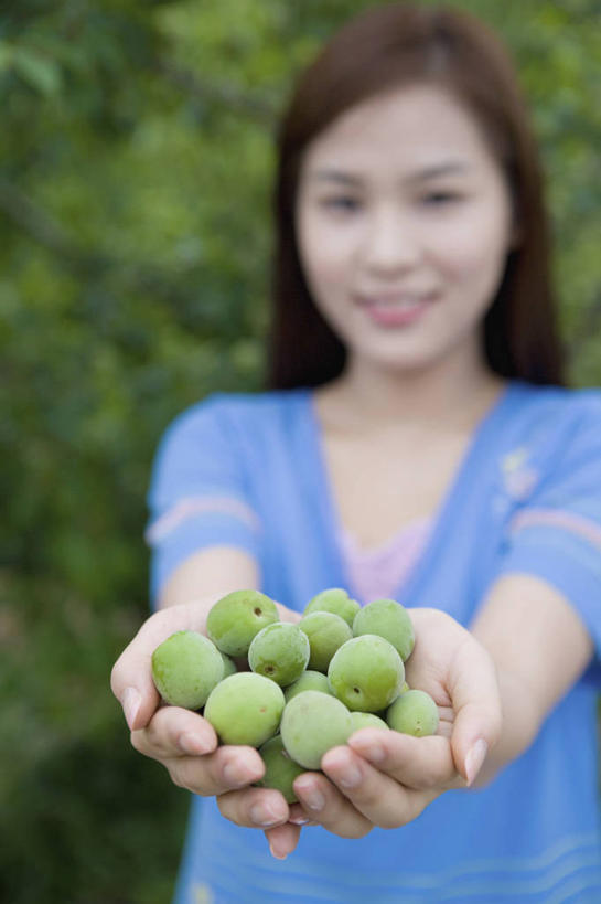 东方人,一个人,站,捧,竖图,室外,白天,正面,草地,草坪,植物,杏,水果,亚洲,仅一个年轻女性,仅一个女性,仅一个人,一堆,许多,阴影,堆叠,堆积,服装,朦胧,模糊,新鲜,光线,影子,生食,食品,果实,很多,休闲装,黄种人,草,食物,衣服,蓝色,绿色,阳光,站着,休闲,休闲服,服饰,有机食品,绿色食品,堆,杏果,年轻女性,女人,女性,亚洲人,杏子,端,端着,捧着,手捧,站立,半身,彩图,日本杏