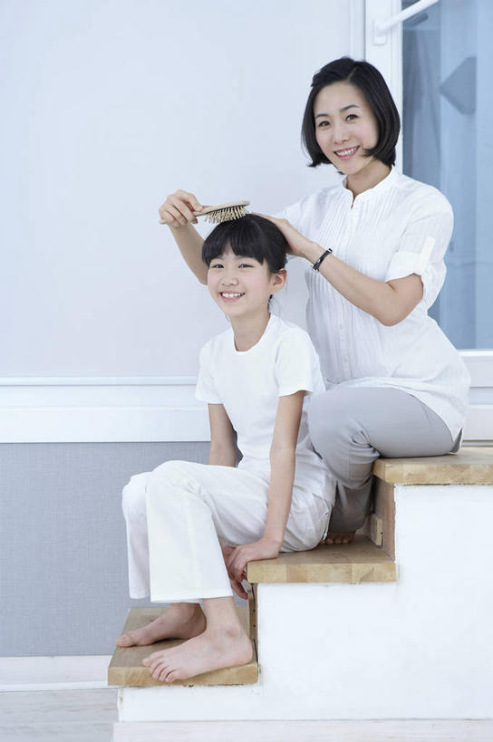 东方人,儿童,中年人,两个人,家庭,母亲,女儿,坐,笑,微笑,露齿笑,竖图,室内,白天,正面,纯洁,楼梯,亚洲,一把,撑,握,阴影,服装,反射,影子,阶梯,墙,梳子,扭头,梳头,注视,休闲装,黄种人,光脚,墙壁,墙面,台阶,小孩,衣服,灰色,日用品,观察,看,转头,休闲,温暖,温馨,母女,一家人,赤脚,休闲服,可爱,母爱,童年,童趣,握着,服饰,观看,和睦,察看,撑着,打理,关注,梳理,童真,烂漫,无邪,美发用品,天真,女孩,女人,女性,中年女性,亚洲人,孩子,坐着,彩图,全身,融洽,女生