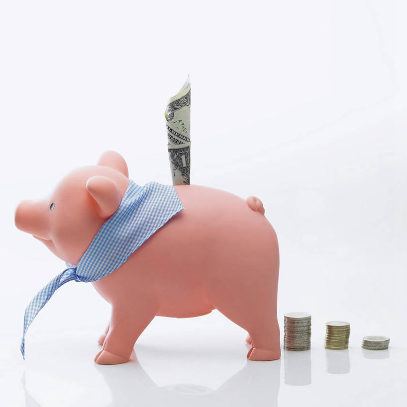 无人,竖图,室内,特写,白天,白色背景,正面,钱,猪,静物,一堆,许多,阴影,堆叠,堆积,装饰,环绕,缠绕,反射,钱币,影子,很多,一个,粉色,动物,容器,围巾,温暖,储蓄罐,器皿,家畜,储蓄,存钱,钞票,金融,理财,纸币,摄影,牲畜,影棚,经济,单个,围脖,堆,保暖,华丽,点缀,御寒,资金,存钱罐,存款,纠缠,流通,纸钞,贸易,贮钱罐,储钱罐,扑满,衬托,美观,雅致,雅观,货币,现金,硬币,彩图,影棚拍摄,拍摄