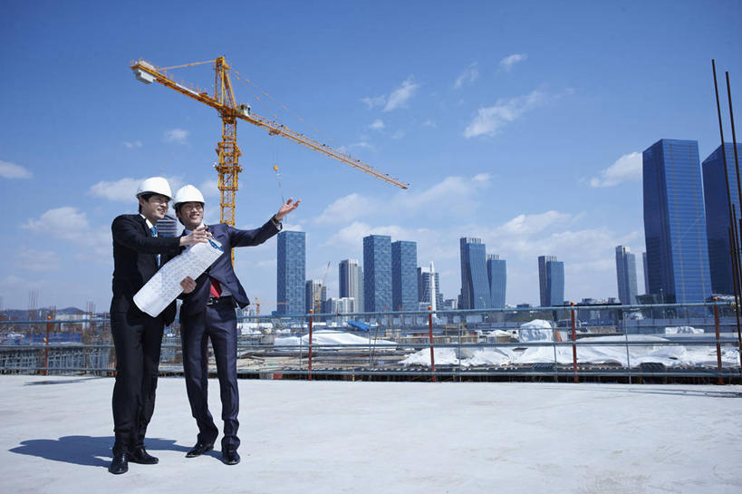 东方人,两个人,同事,商务人士,商务男性,高楼大厦,栏杆,露台,站,横图,室外,白天,正面,高跟鞋,鞋,衬衫,时尚,成功,合作,团队,集体,信心,技术,大厦,建筑,摩天大楼,帽子,鞋子,亚洲,握,指,阴影,套装,光线,头盔,图纸,影子,云,云朵,围栏,领带,皮革,设计图,云彩,注视,指点,黄种人,设备,队伍,护栏,施工,蓝色,白色,白云,蓝天,天空,阳光,安全帽,建筑工地,天,观察,看,站着,机械,起重机,握着,晴朗,观看,工程,察看,领导,指向,象征,庄重,成就,关注,时髦,商务装,身份,合伙,领袖,工程图,草图,蓝图,工薪阶层,正式,地位,地盘,建筑地盘,施工地盘,时兴,男人,男性,年轻男性,亚洲人,白领,上班族,设计,晴空,站立,彩图,全身,衬衣,皮鞋,大楼,高层建筑,高楼,工地,摩天楼,晒台,天台,眺望台