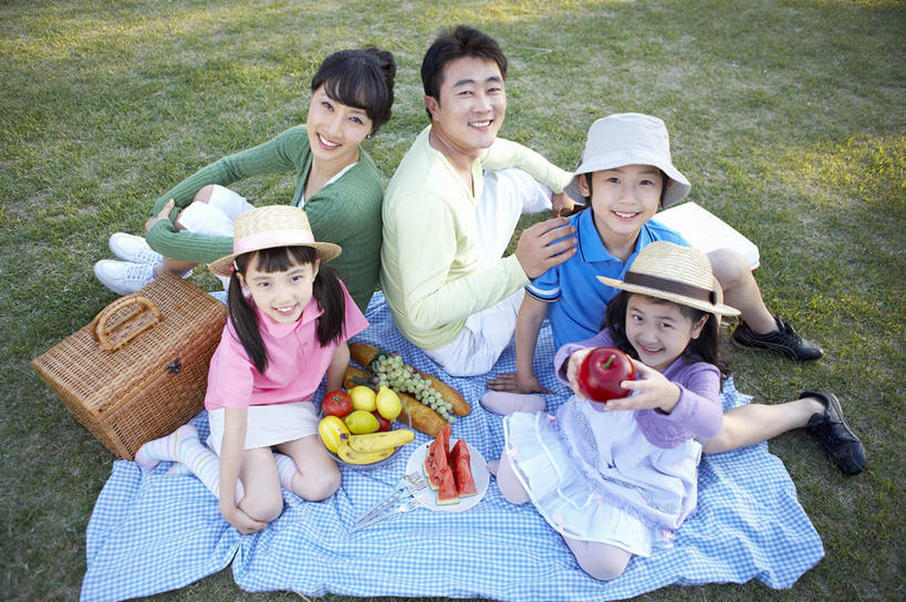东方人,儿童,中年人,家庭,夫妻,母亲,父亲,女儿,儿子,坐,笑,微笑,露齿笑,横图,俯视,室外,白天,爱情,聚会,纯洁,草地,草坪,植物,苹果,帽子,水果,亚洲,五个人,阴影,服装,新鲜,光线,草帽,篮子,影子,坐垫,生食,食品,野餐,果实,许多人,浪漫,注视,休闲装,黄种人,草,食物,小孩,衣服,绿色,阳光,观察,看,一群人,休闲,温暖,温馨,父女,父子,母女,母子,一家人,休闲服,恩爱,父爱,可爱,母爱,童年,童趣,恋人,服饰,有机食品,绿色食品,观看,和睦,察看,关注,童真,烂漫,无邪,野餐垫,野餐地毯,多功能毯,食物篮,野炊,天真,男孩,男人,男性,女孩,女人,女性,中年男性,中年女性,亚洲人,孩子,夫妇,情侣,抬头,仰头,坐着,彩图,高角度拍摄,全身,伴侣,融洽,野餐篮,男生,女生
