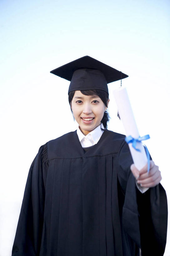 东方人,一个人,学生,站,笑,微笑,露齿笑,竖图,室外,白天,正面,亚洲,仅一个年轻女性,仅一个女性,仅一个人,握,阴影,光线,文凭,影子,拿,拿着,注视,黄种人,蓝色,黑色,蓝天,天空,阳光,天,观察,看,站着,握着,流苏,晴朗,观看,察看,证书,学士帽,毕业,关注,学士服,学位证,学位证书,万里无云,垂布,学士袍,年轻女性,女人,女性,亚洲人,晴空,晴空万里,站立,半身,彩图