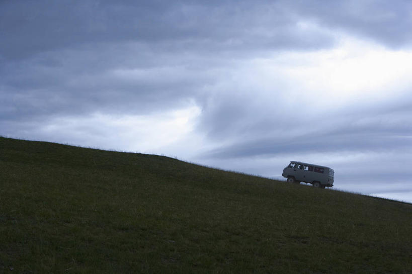 无人,横图,室外,白天,正面,草地,草坪,美景,山,山脉,植物,卡车,汽车,一辆,景观,山峰,乌云,云,阴天,云朵,山峦,云彩,车,草,绿色,天空,自然,交通工具,群山,天,景色,昏暗,阴沉,自然风光,载具,彩图