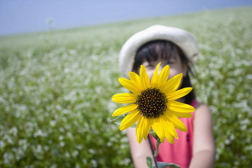 东方人,儿童,一个人,站,笑,微笑,横图,室外,白天,正面,爱情,幸福,纯洁,农作物,草地,草坪,花海,花圃,太阳,植物,向日葵,帽子,叶子,亚洲,仅一个女性,仅一个人,阴影,服装,朦胧,模糊,盛开,光线,影子,谷物,荞麦,花蕾,注视,休闲装,黄种人,草,花,花瓣,花朵,花卉,鲜花,一朵,小孩,衣服,粉色,黄色,蓝色,绿色,蓝天,天空,阳光,遮阳帽,花丛,花束,花田,天,花苞,花蕊,观察,看,站着,仅一个小孩,休闲,休闲服,可爱,童年,童趣,遮,遮掩,服饰,荞麦花,晴朗,观看,察看,掩盖,遮挡,关注,光辉,童真,烂漫,无邪,遮盖,沉默,忠诚,万里无云,勇敢,一顶,掩饰,投缘,爱慕,高傲,天真,朝阳花,葵花,望日莲,向阳花,转日莲,女孩,女人,女性,亚洲人,孩子,晴空,晴空万里,站立,半身,彩图,女生