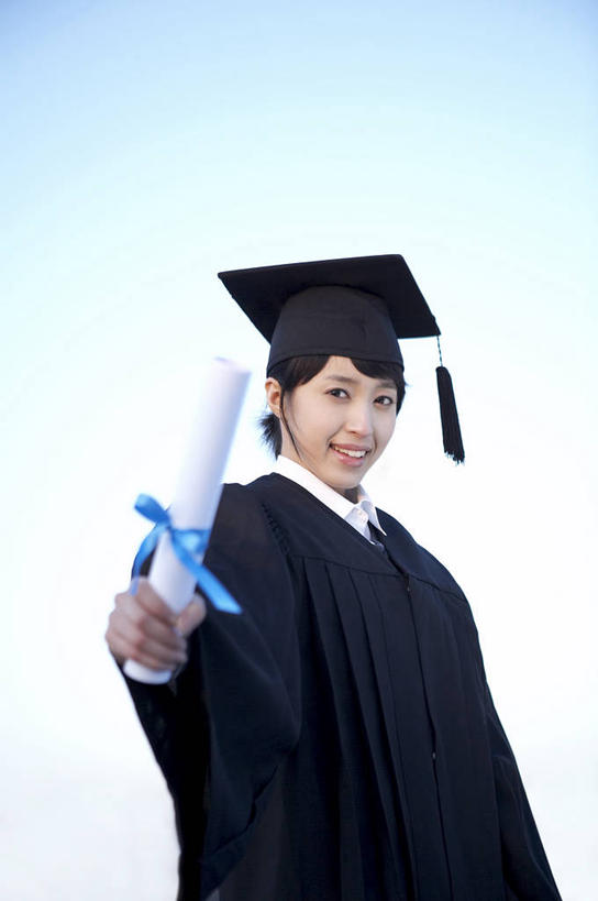 东方人,一个人,学生,站,笑,微笑,露齿笑,竖图,室外,白天,仰视,亚洲,仅一个年轻女性,仅一个女性,仅一个人,握,阴影,光线,丝绸,丝带,文凭,影子,缎带,拿,拿着,注视,黄种人,绸带,蓝色,黑色,蓝天,天空,阳光,蝴蝶结,天,观察,看,站着,握着,流苏,晴朗,观看,察看,证书,学士帽,毕业,关注,学士服,学位证,学位证书,万里无云,垂布,学士袍,年轻女性,女人,女性,亚洲人,晴空,晴空万里,站立,半身,彩图,低角度拍摄
