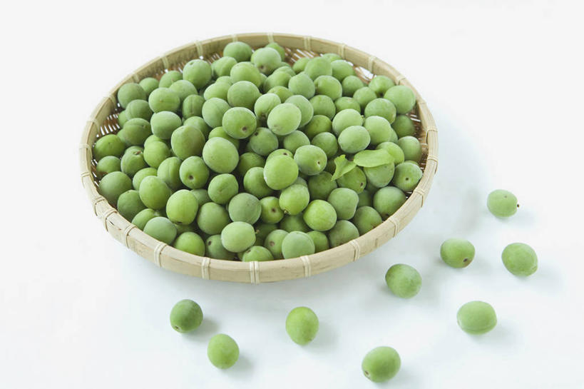 无人,交叉,横图,俯视,室内,特写,白天,白色背景,餐桌,桌子,竹子,杏,水果,一堆,许多,阴影,堆叠,堆积,竹制,新鲜,编织,反射,篮子,影子,生食,食品,果实,很多,食物,一个,绿色,竹篮,摄影,有机食品,绿色食品,影棚,单个,餐台,竹条,堆,交织,竹制品,杏果,穿插,杏子,彩图,高角度拍摄,影棚拍摄,拍摄,日本杏