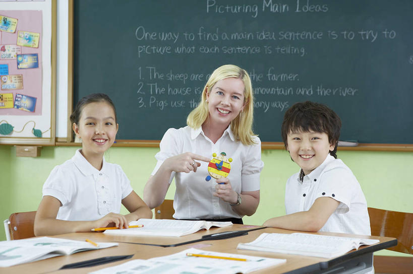 东方人,西方人,儿童,三个人,伙伴,朋友,教师,学校,坐,笑,微笑,露齿笑,横图,室内,白天,正面,友谊,纯洁,桌子,书籍,椅子,欧洲,欧洲人,亚洲,指,阴影,服装,时间,反射,笔,时钟,影子,木椅,墙,办公用品,计时,注视,指点,休闲装,黄种人,书桌,校园,墙壁,墙面,文具,小孩,衣服,绿色,课桌,铅笔,学习用品,黑板,书本,钟表,观察,看,休闲,教室,同学,休闲服,表,可爱,童年,童趣,教学,服饰,观看,文具用品,察看,课堂,指向,校友,关注,公告板,童真,烂漫,无邪,同窗,学友,教员,耐磨,教学黑板,天真,友情,男孩,男人,男性,年轻女性,女孩,女人,女性,白种人,亚洲人,老师,书,图书,钟,坐着,半身,彩图,先生,男生,女生