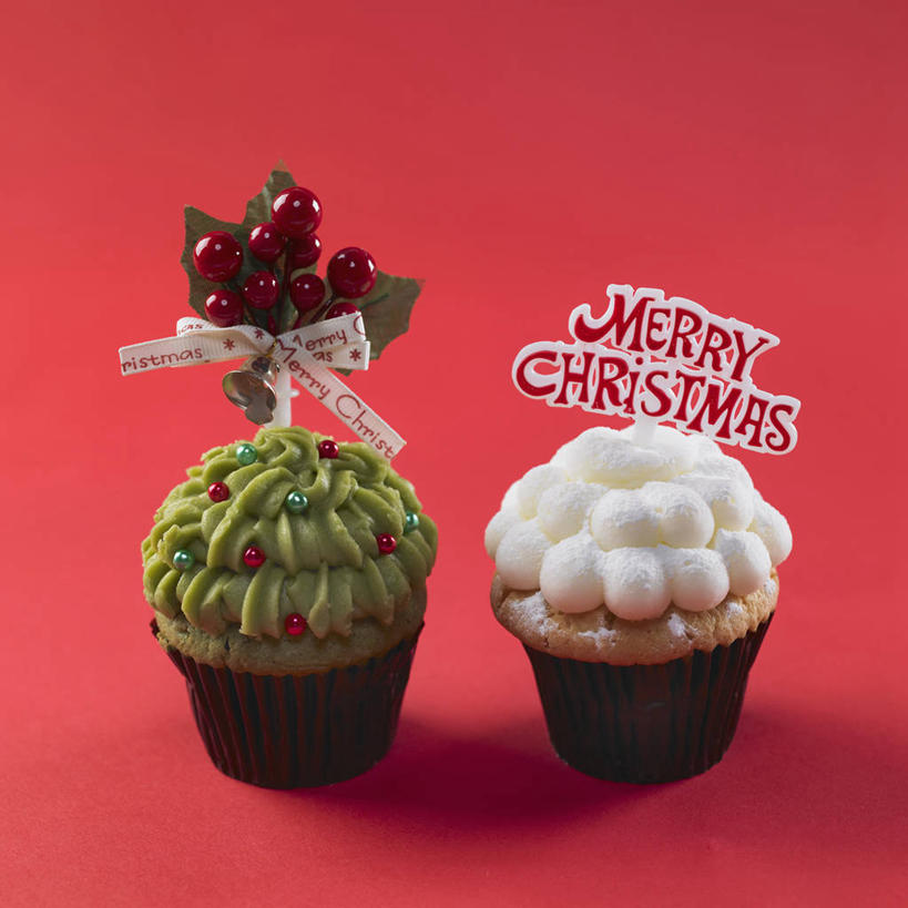 点心,无人,方图,室内,特写,白天,正面,下午茶,浆果,叶子,圣诞节,一排,许多,阴影,红色背景,节日,庆祝,整齐,装饰,反射,英文,标志,挂饰,铃铛,文字,影子,珠子,字符,字母,食品,甜点,甜品,咖啡色,绿叶,很多,文化,标识,食物,糕点,排列,两个,红色,绿色,白色,甜食,庆典,嫩叶,摄影,冬青,影棚,纪念,希望,纸托,英文字母,华丽,修饰,点缀,生命,队列,槲寄生,北寄生,桑寄生,柳寄生,黄寄生,冻青,寄生子,衬托,美观,雅致,雅观,丰饶,纸杯蛋糕,圣诞铃铛,纸托蛋糕,蛋糕托,蛋糕托纸,蛋糕纸托,叶,叶片,彩图,影棚拍摄,拍摄,蛋糕