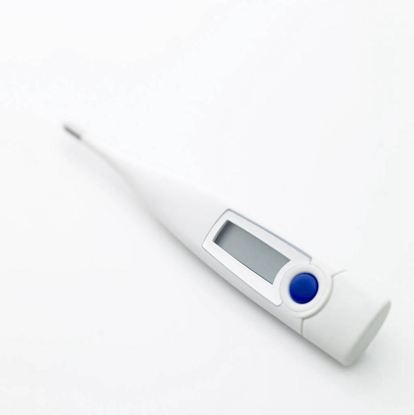 无人,竖图,俯视,室内,特写,白天,白色背景,安全,生活用品,静物,阴影,反射,医学,测量,器材,温度计,影子,显示屏,蓝色,白色,按钮,体温计,摄影,影棚,快速,温度,一支,感冒,医疗,卫生,准确,体温,精度,精准,发烧,电子温度计,电子体温计,流感,物理,感温头,温度传感器,读数,快捷,医用温度计,量温棒,热电偶,彩图,高角度拍摄,影棚拍摄,拍摄