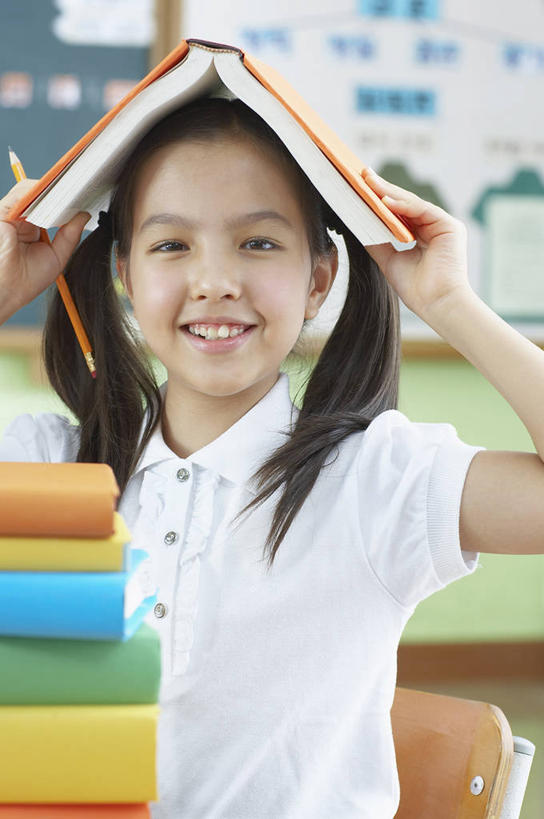 东方人,儿童,一个人,学校,坐,笑,微笑,露齿笑,竖图,室内,白天,侧面,T恤衫,纯洁,桌子,书籍,椅子,亚洲,仅一个女性,仅一个人,一堆,许多,握,阴影,堆叠,堆积,服装,朦胧,模糊,反射,笔,影子,木椅,墙,办公用品,很多,拿,T恤,拿着,扭头,注视,休闲装,黄种人,书桌,校园,墙壁,墙面,文具,小孩,衣服,黄色,蓝色,绿色,白色,课桌,铅笔,学习用品,黑板,书本,观察,看,转头,仅一个小孩,休闲,教室,休闲服,可爱,童年,童趣,教学,握着,服饰,观看,堆,文具用品,一支,察看,课堂,关注,童真,烂漫,无邪,耐磨,教学黑板,天真,女孩,女人,女性,亚洲人,孩子,书,图书,坐着,半身,彩图,女生