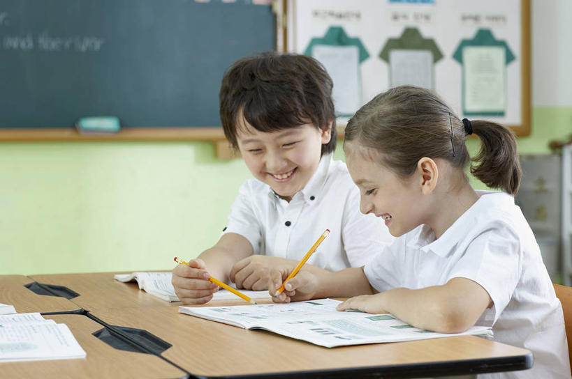 东方人,西方人,儿童,两个人,学校,坐,投,笑,微笑,露齿笑,横图,室内,白天,侧面,T恤衫,纯洁,桌子,书籍,椅子,欧洲,欧洲人,亚洲,握,阴影,服装,朦胧,模糊,反射,笔,影子,木椅,墙,办公用品,拿,T恤,拿着,扭头,注视,休闲装,黄种人,书桌,校园,墙壁,墙面,文具,小孩,衣服,黄色,白色,课桌,铅笔,学习用品,黑板,书本,观察,看,转头,休闲,教室,休闲服,可爱,童年,童趣,教学,握着,服饰,观看,两本,文具用品,两支,察看,课堂,关注,童真,烂漫,无邪,耐磨,教学黑板,天真,男孩,男人,男性,女孩,女人,女性,白种人,亚洲人,孩子,书,图书,抛,扔,撒,掷,坐着,半身,彩图,男生,女生