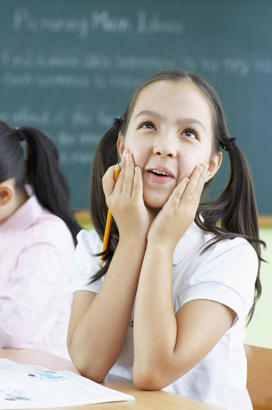 东方人,儿童,两个人,伙伴,朋友,学校,坐,笑,微笑,露齿笑,竖图,室内,白天,正面,T恤衫,友谊,桌子,椅子,亚洲,一排,许多,撑,握,阴影,服装,朦胧,模糊,整齐,反射,英文,笔,标志,文字,影子,字符,字母,木椅,办公用品,很多,拿,T恤,拿着,托腮,注视,休闲装,黄种人,标识,书桌,校园,文具,排列,小孩,衣服,课桌,铅笔,学习用品,黑板,观察,看,托,休闲,教室,同学,休闲服,教学,握着,服饰,观看,英文字母,文具用品,一支,察看,课堂,校友,队列,关注,托下巴,同窗,学友,耐磨,教学黑板,双手托腮,友情,女孩,女人,女性,亚洲人,孩子,坐着,半身,彩图,女生