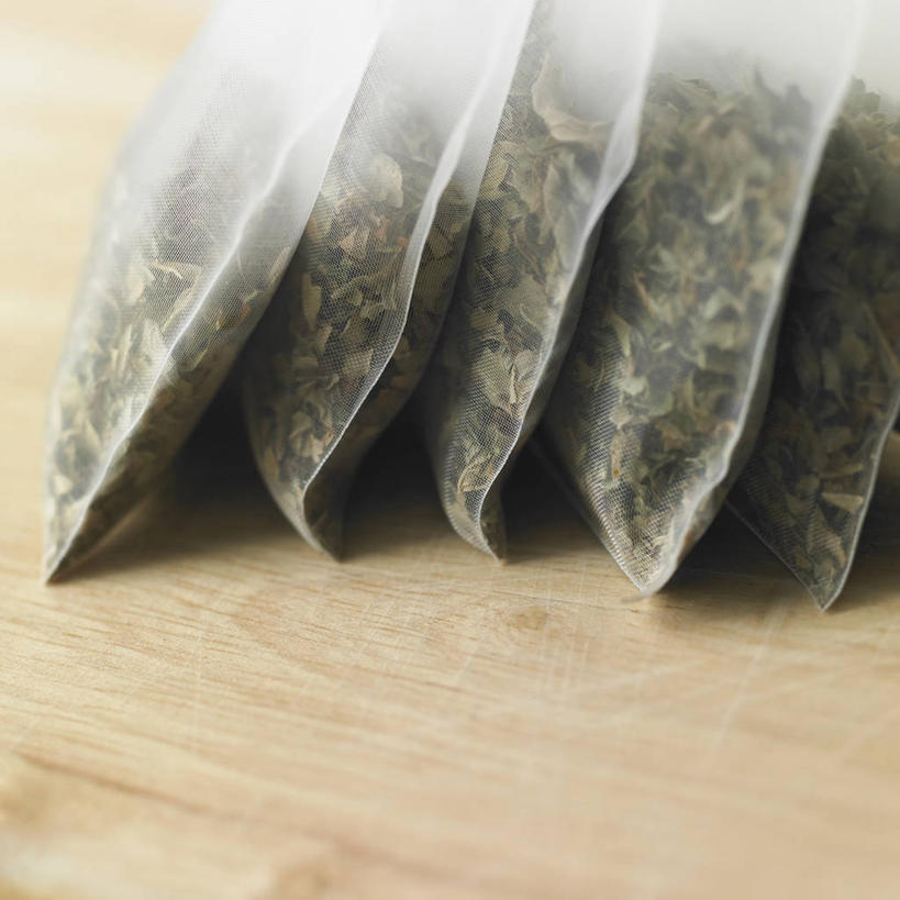 无人,方图,俯视,室内,特写,白天,幸福,茶,桌面,桌子,五个,一排,许多,阴影,整齐,反射,木制,影子,木桌,茶叶,很多,娱乐,茶包,排列,木制品,享受,休闲,温馨,放松,乐趣,提神,舒适,队列,袋泡茶,醒脑,彩图,高角度拍摄,木桌子